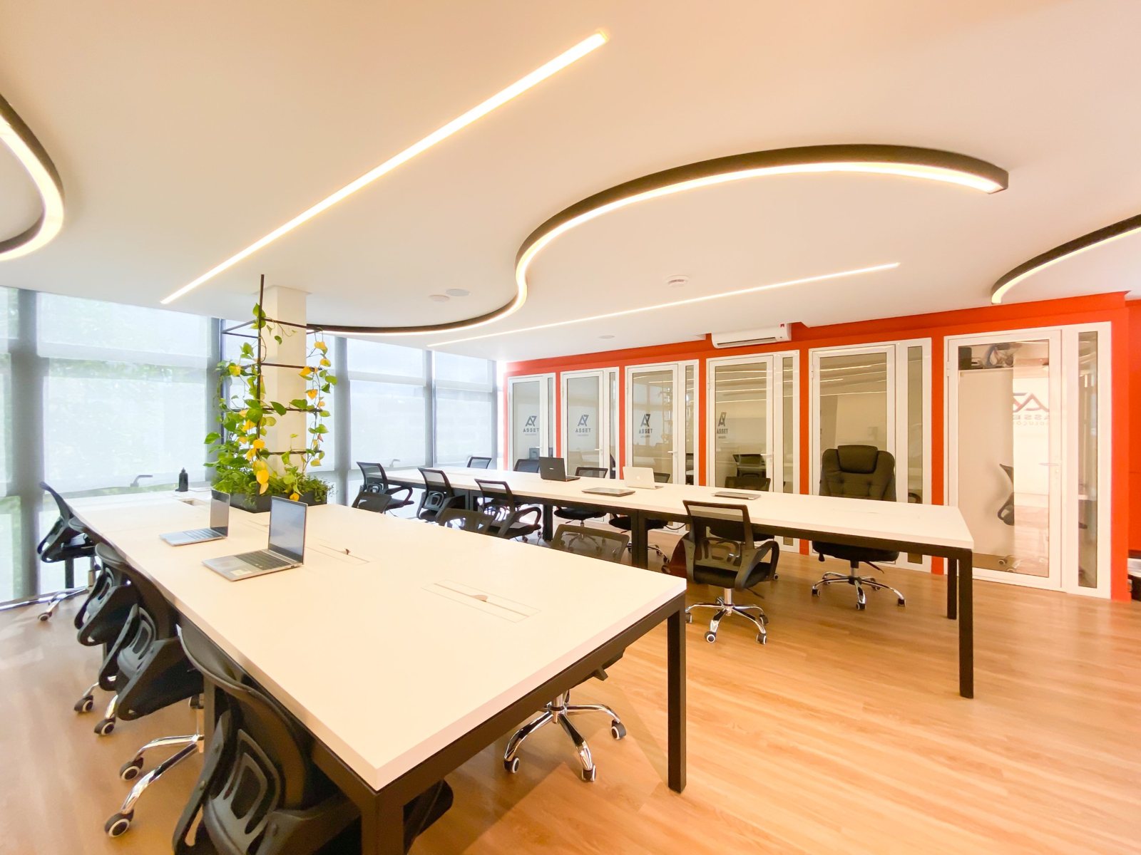 Sala de trabalho da sede da A7, com as cabines de atendimento ao fundo
